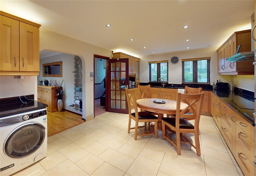 Property photo 3 of 12 Kitchen/Breakfast Area