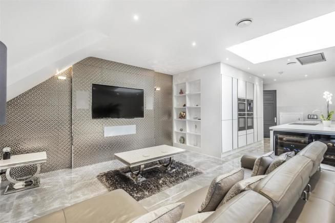 Property photo 3 of 13 Lounge