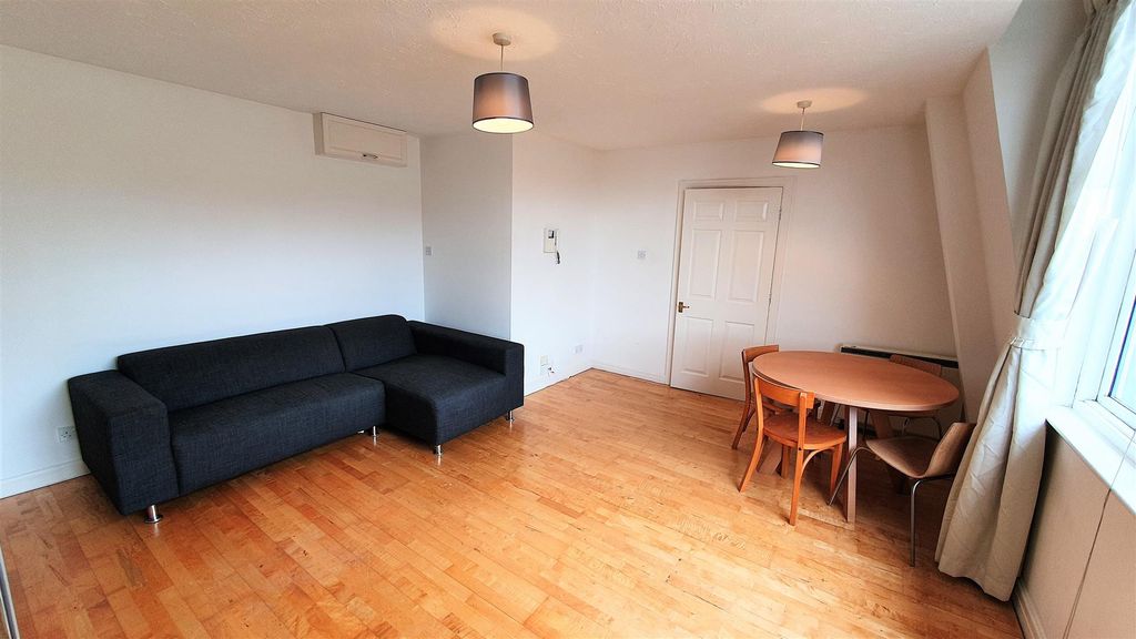 Property photo 3 of 32