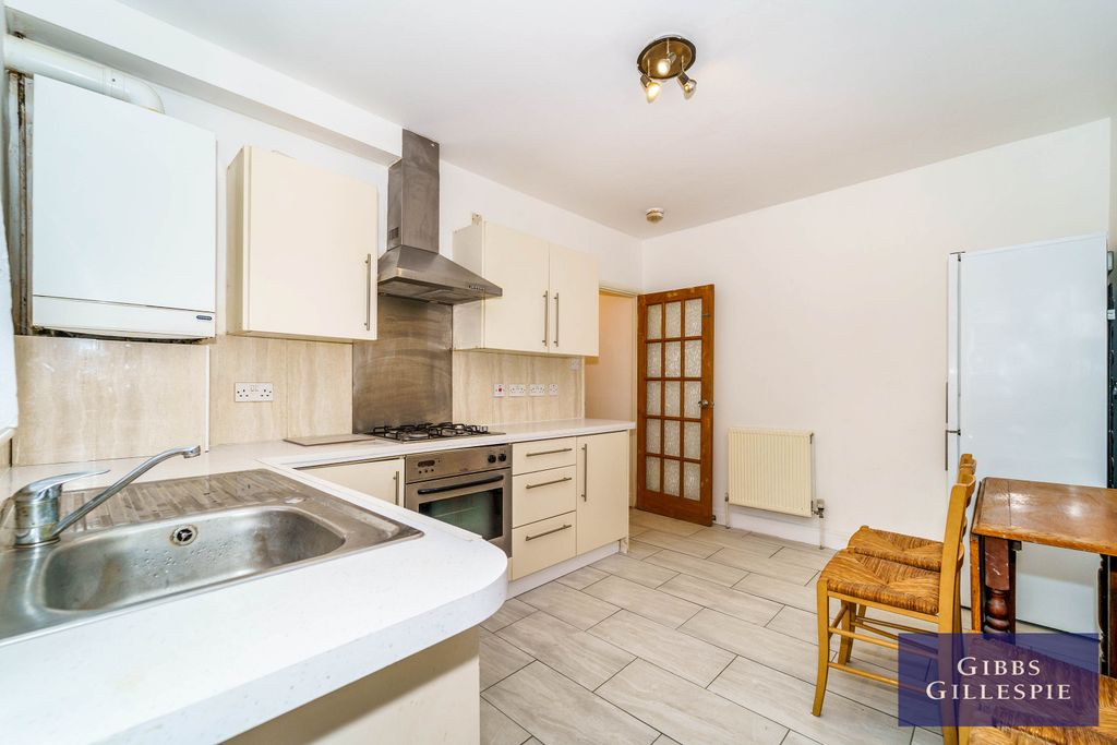 Property photo 3 of 10 Kitchen