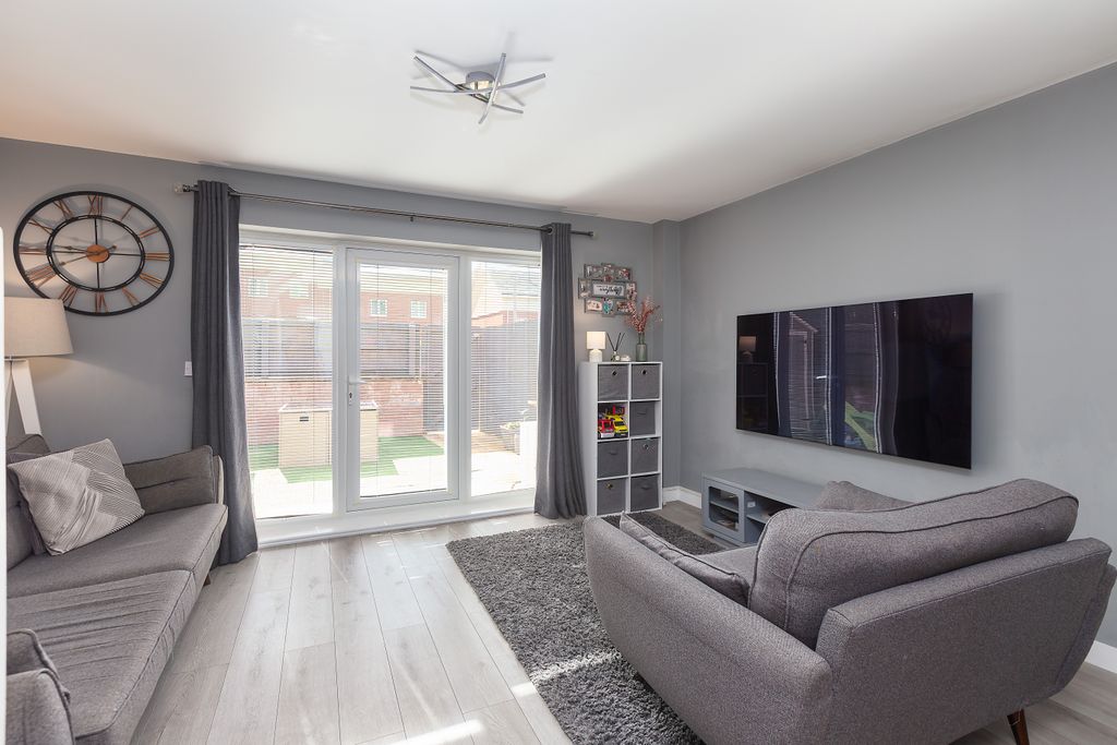 Property photo 3 of 17 91 Ashton Bank Way-9