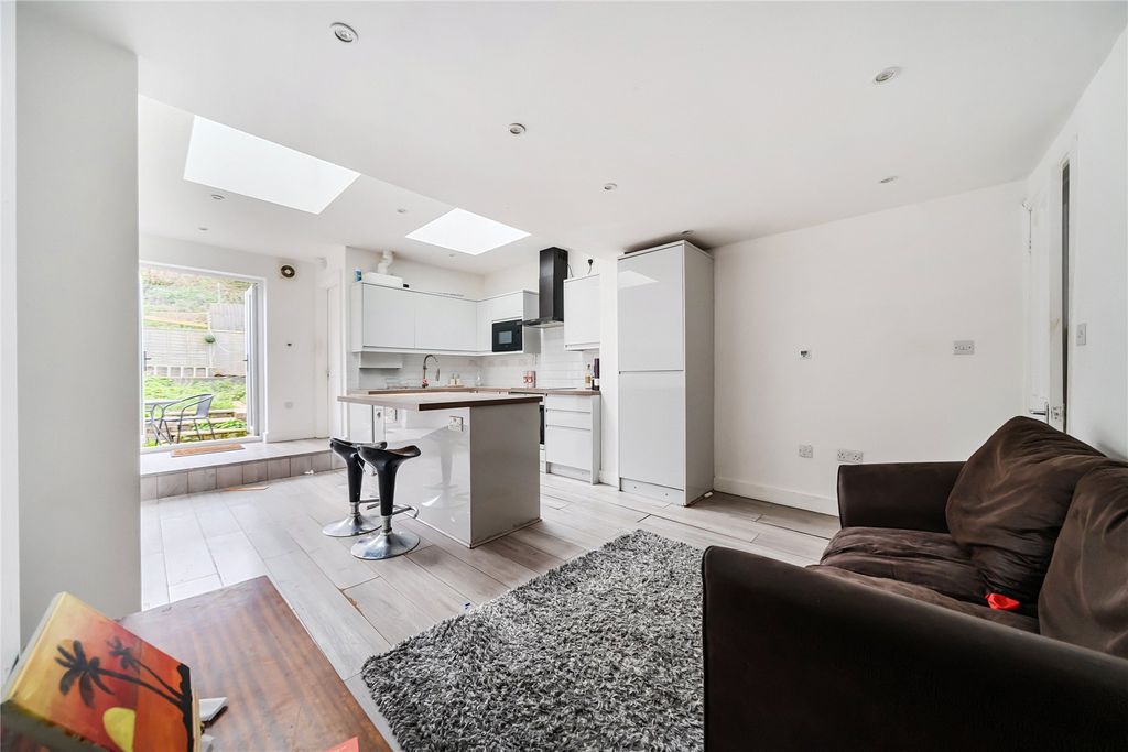 Property photo 3 of 23 Picture No. 14