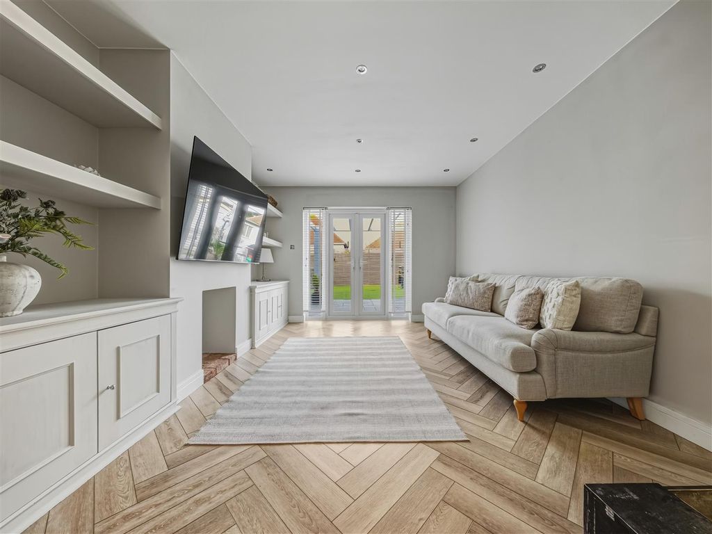 Property photo 2 of 27 21 Oxenden (14).Jpg