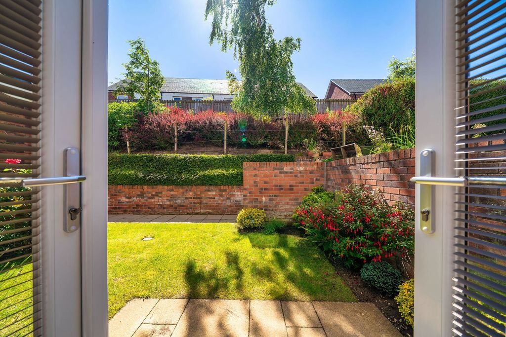 Property photo 2 of 36 Rear Communal Garden