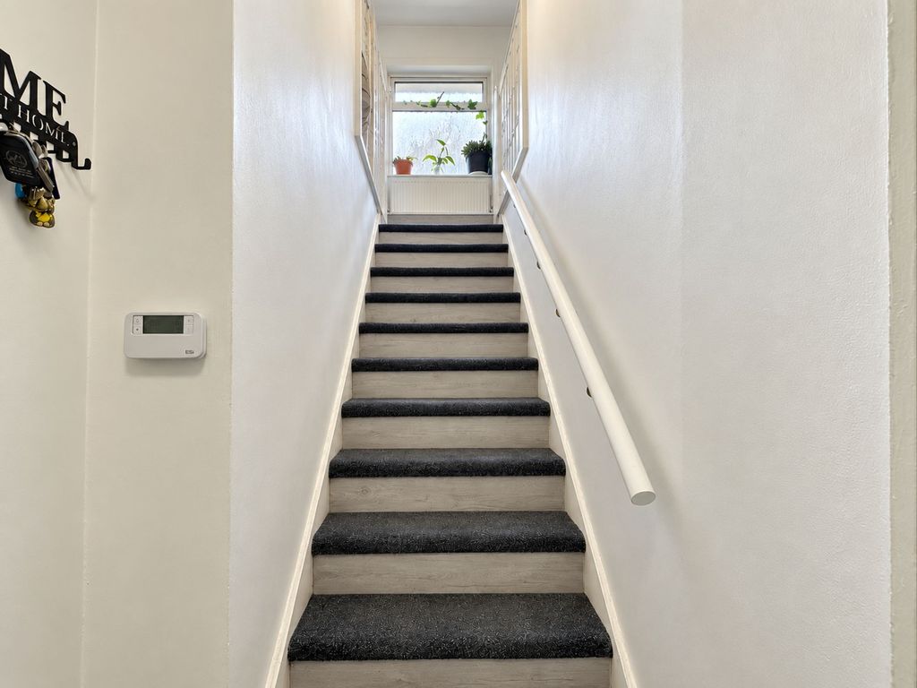 Property photo 2 of 14 Hallway