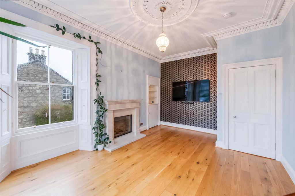 Property photo 3 of 27 Lounge