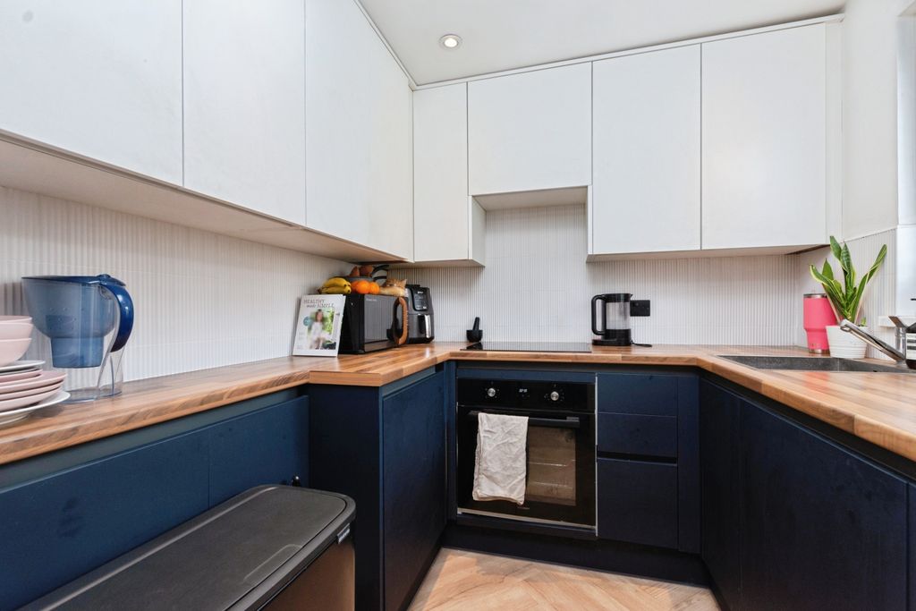 Property photo 3 of 18 Kitchen