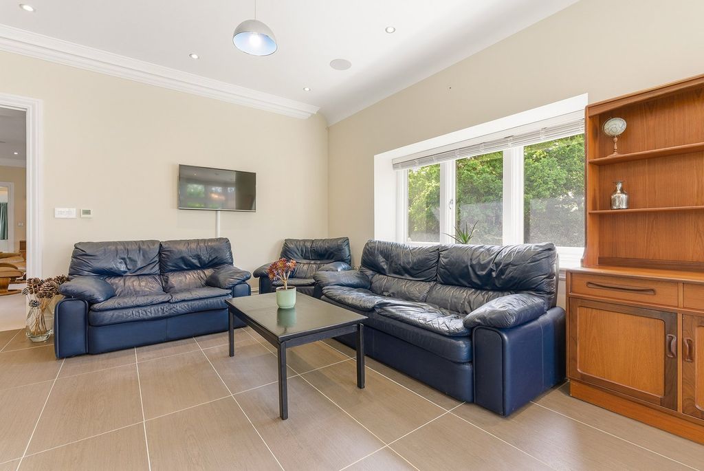 Additional image 8 of 3 bed flat for saleQueen Elizabeth Crescent, Beaconsfield, Buckinghamshire HP9