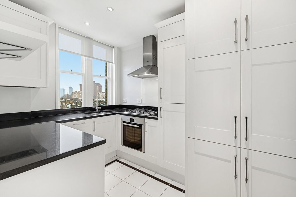 Property photo 3 of 11 Kitchen