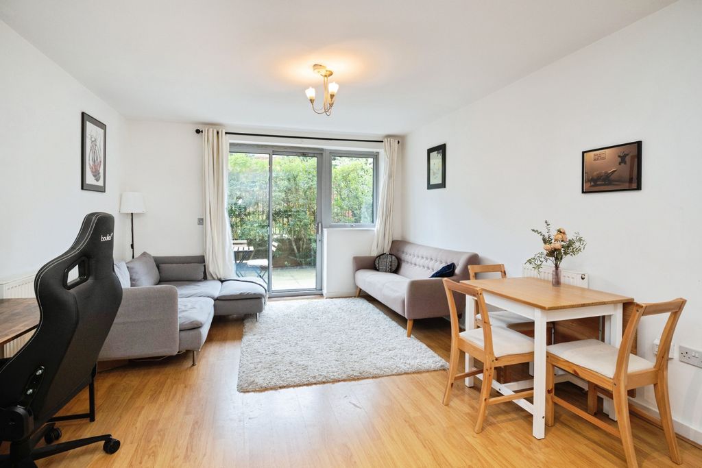 Property photo 1 of 17 Flat742Violetroadlondone33Qg-14