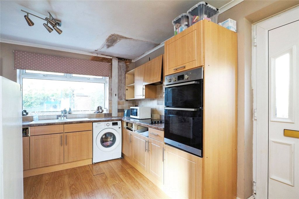 Property photo 3 of 12 Kitchen