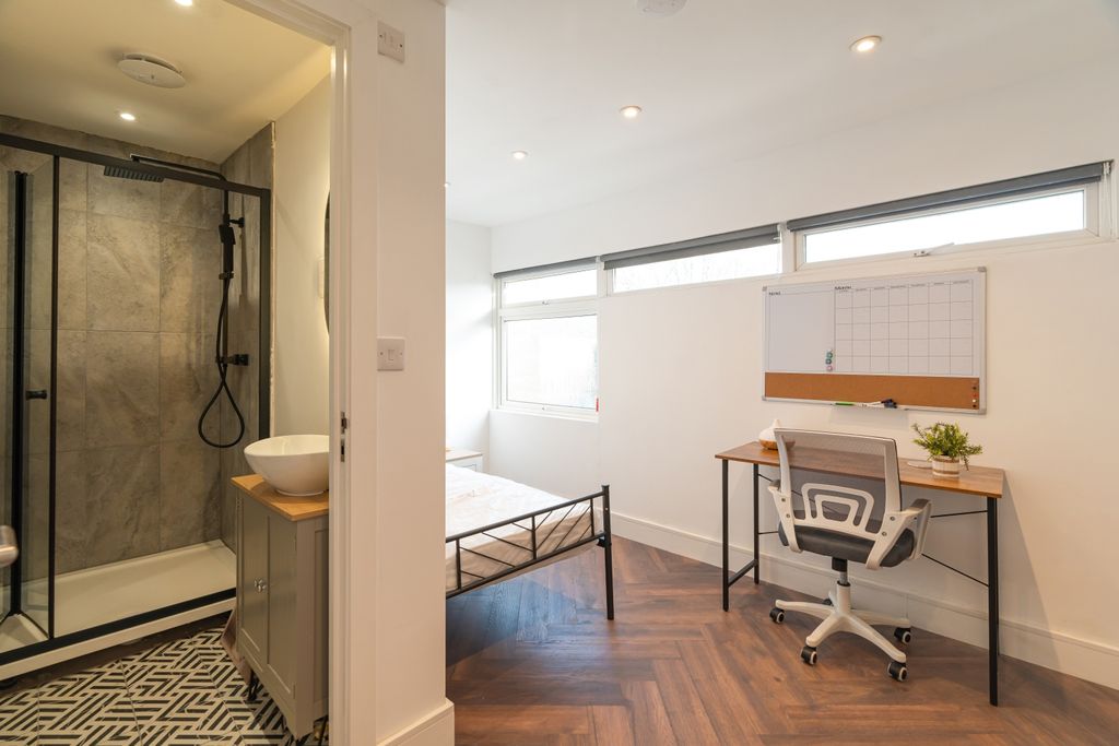 Property photo 1 of 10 Bedroom