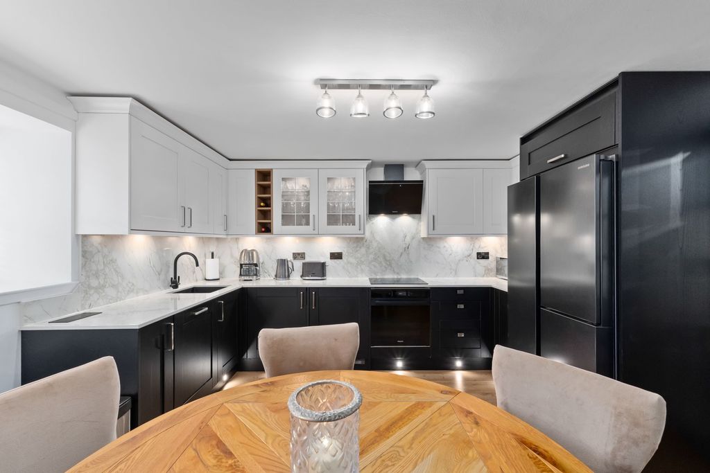 Property photo 3 of 28