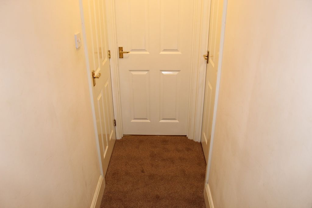 Property photo 3 of 7 Hall