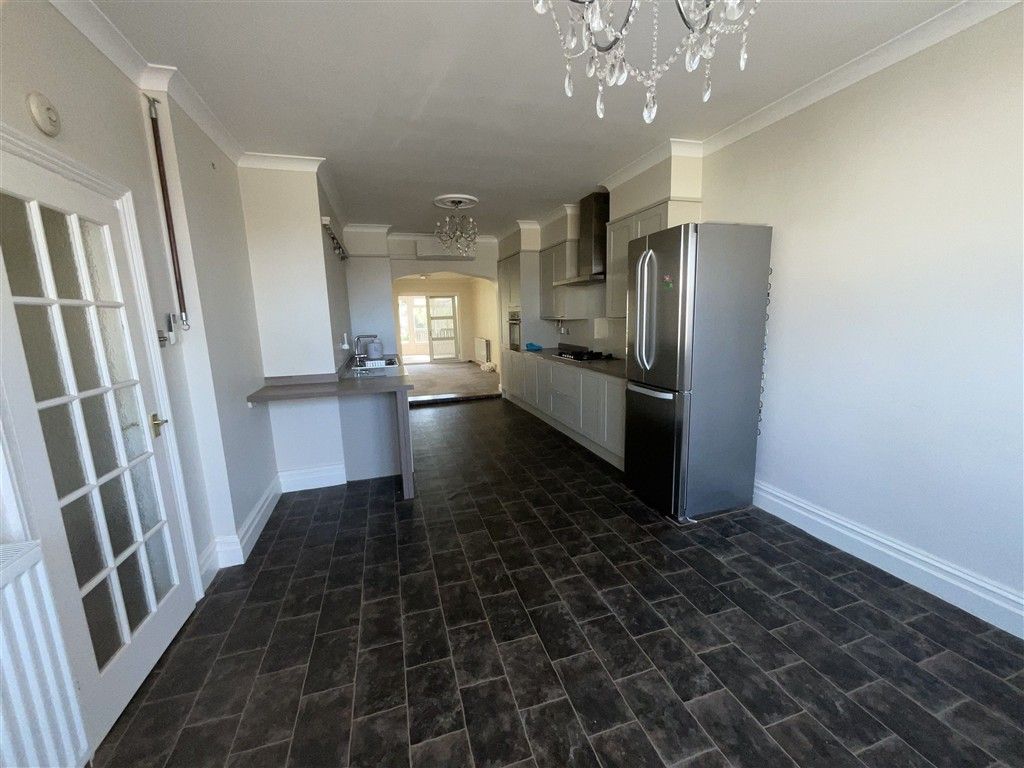 Property photo 3 of 12 Kitchen/Breakfast Area
