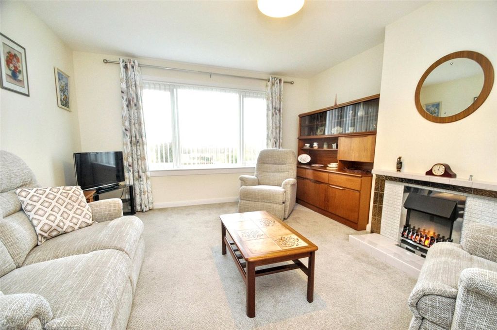 Property photo 2 of 16 Living Room (1)