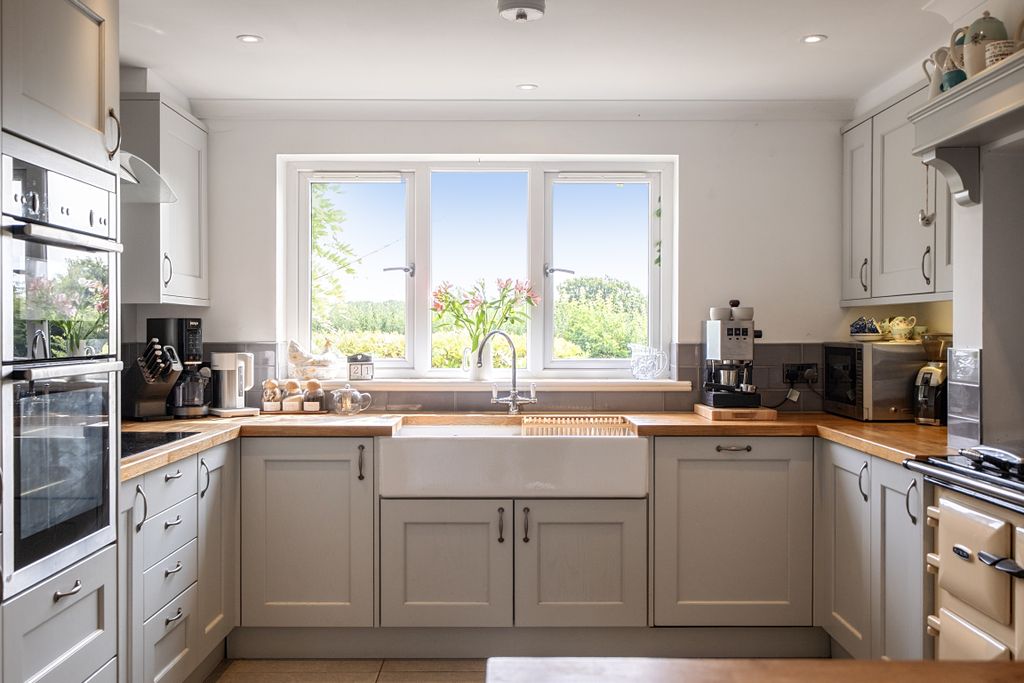 Property photo 3 of 19 Kitchen/Breakfast Room