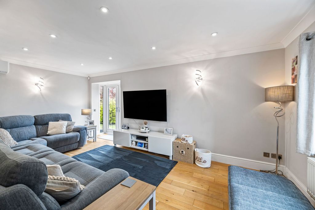 Property photo 2 of 18 Lounge