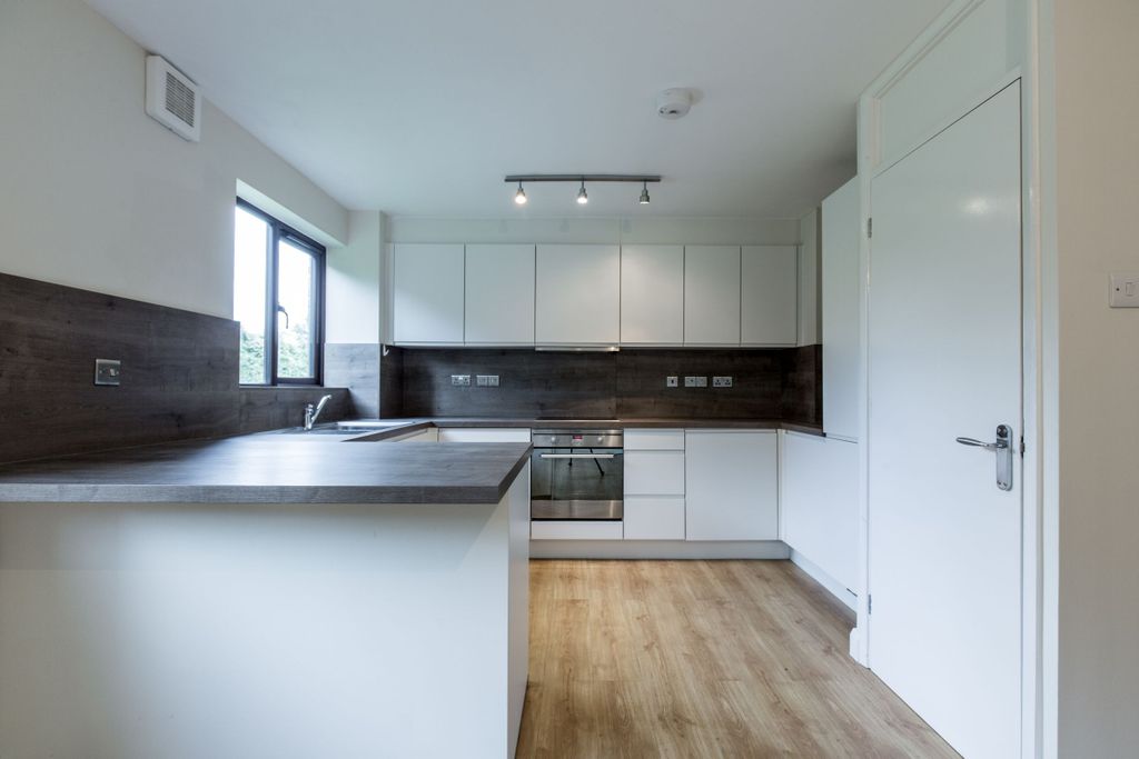 Property photo 3 of 10 Kitchen