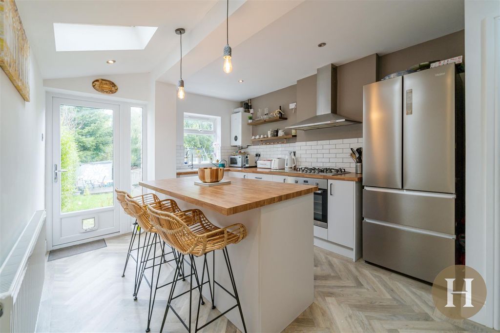 Property photo 3 of 29 Hadleigh Estate Agents-10.Jpg
