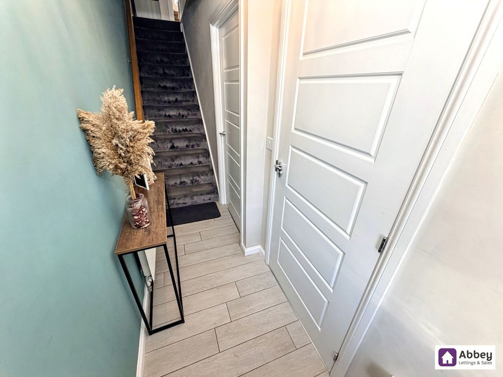 Property photo 2 of 17 Entrance Hall