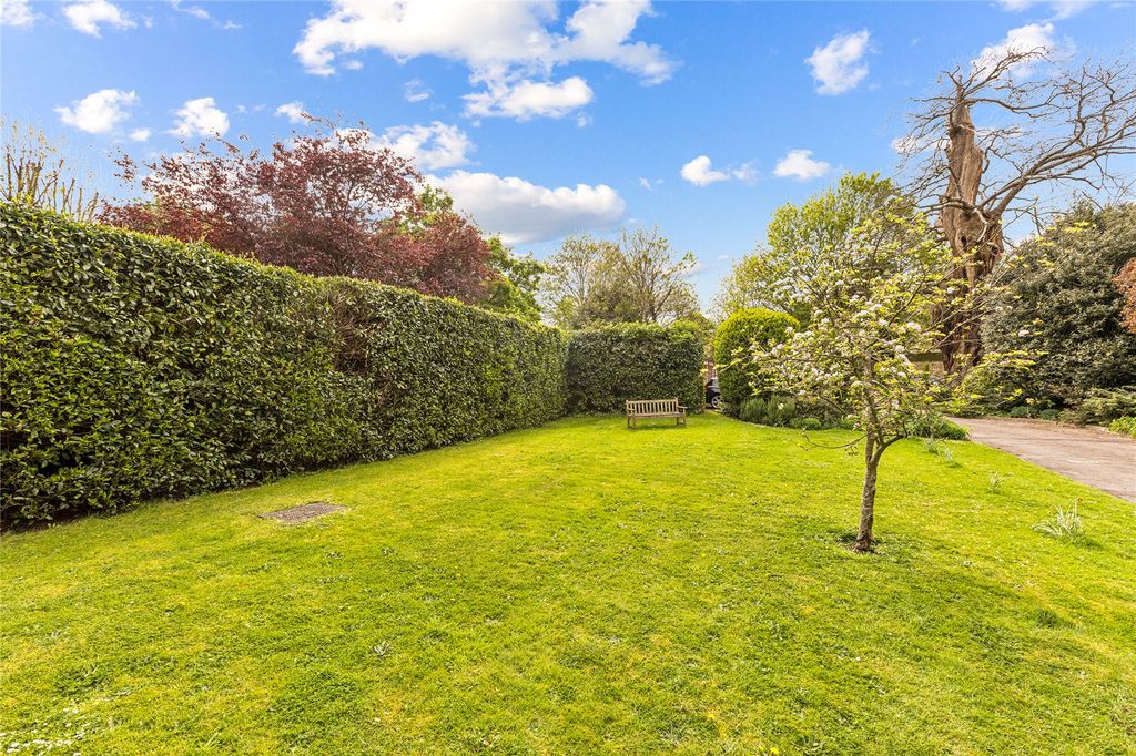 Property photo 2 of 11 Communal Gardens