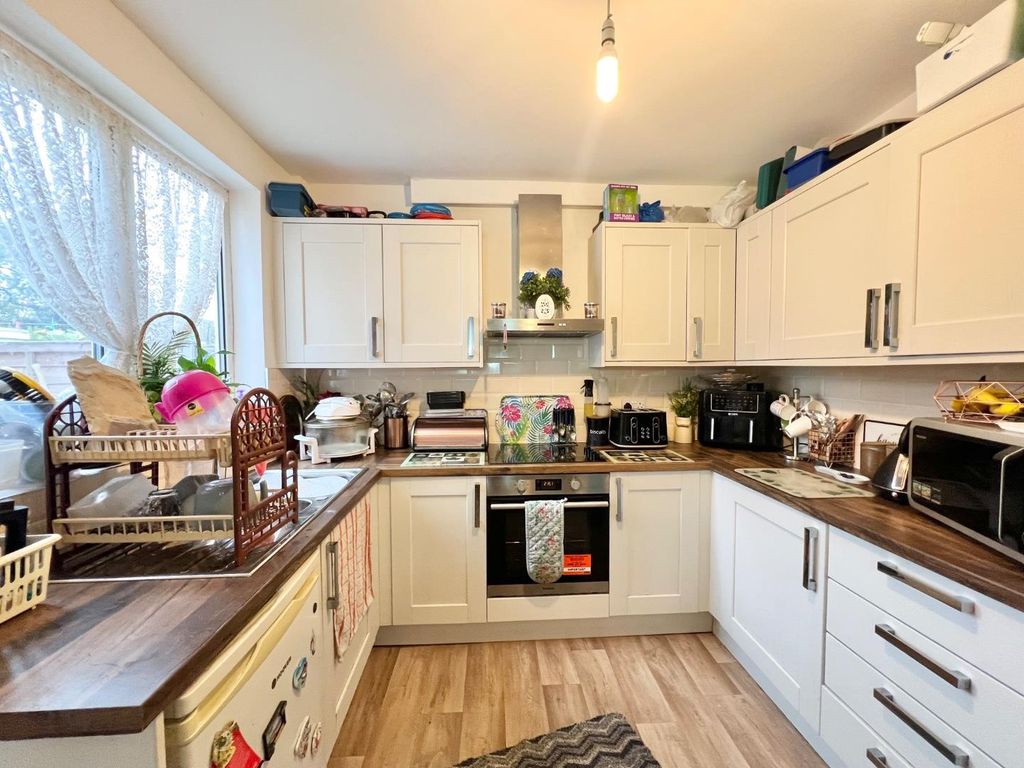 Property photo 3 of 6 Kitchen