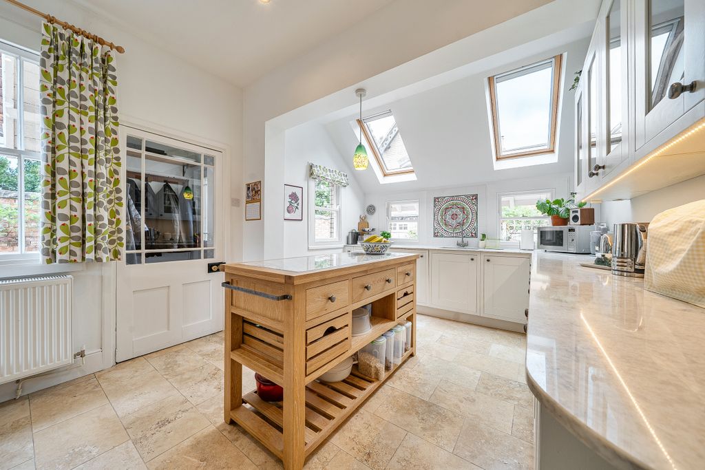 Property photo 3 of 41 Kitchen / Breakfast Room
