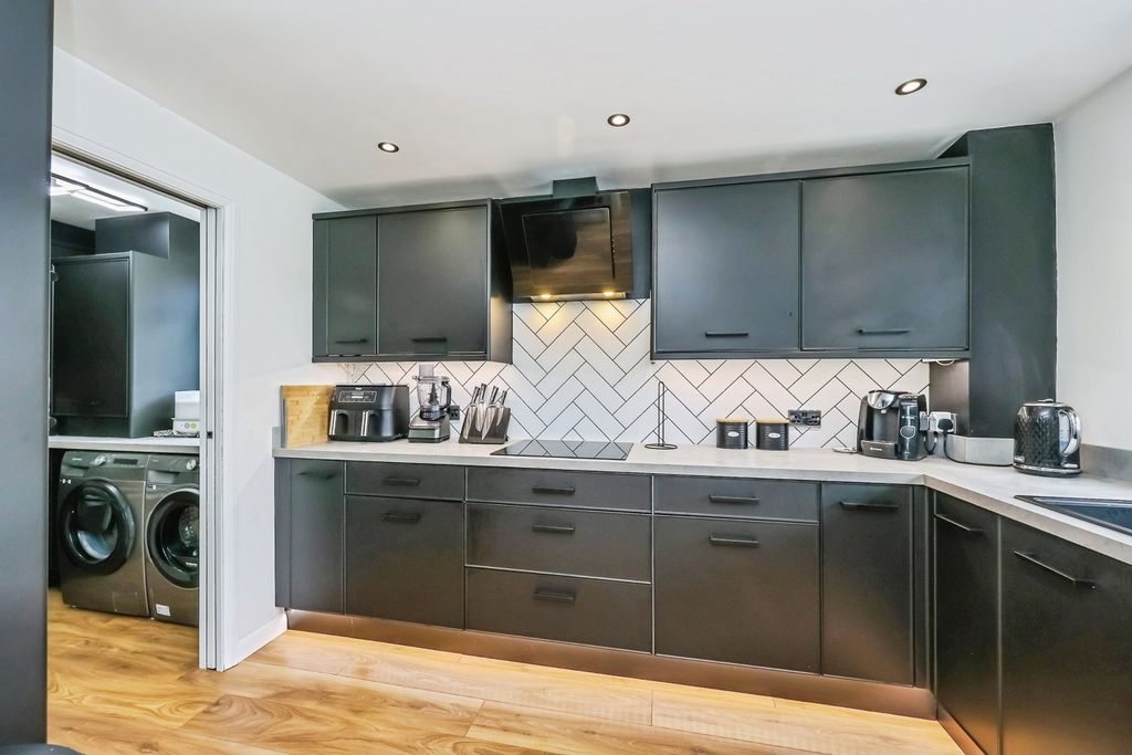 Property photo 3 of 17 Fitted Kitchen