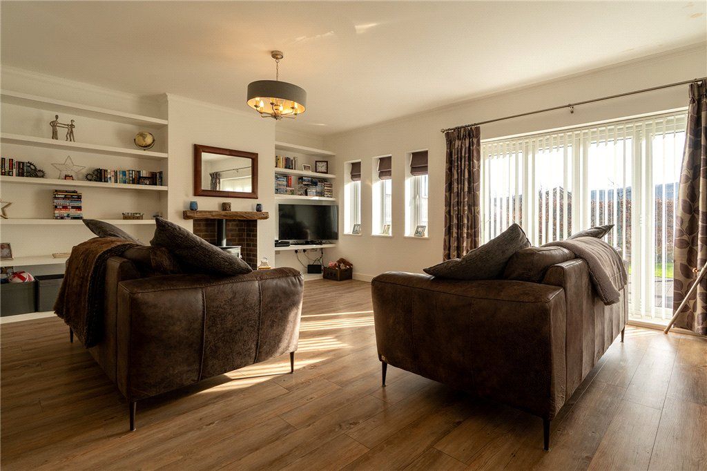 Property photo 2 of 26 Sitting/Dining Room