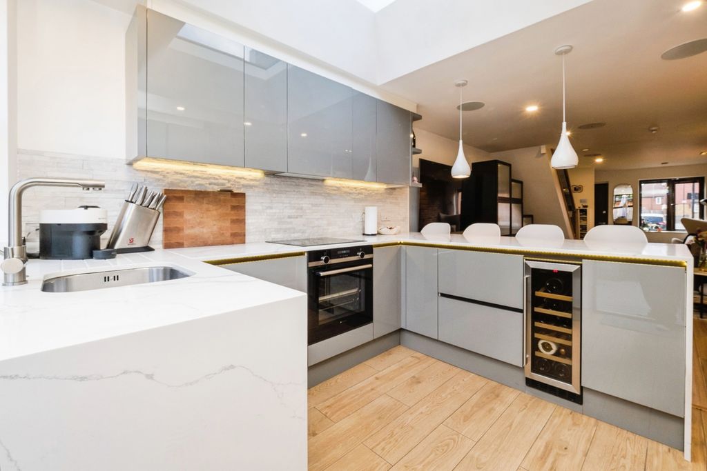 Property photo 3 of 17 Photo