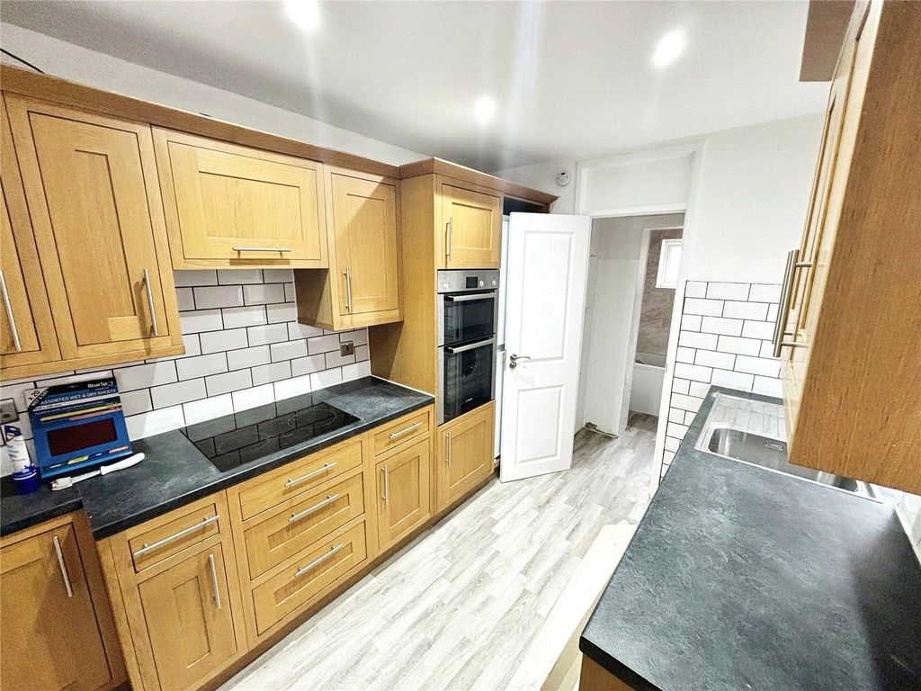 Property photo 3 of 19 Kitchen