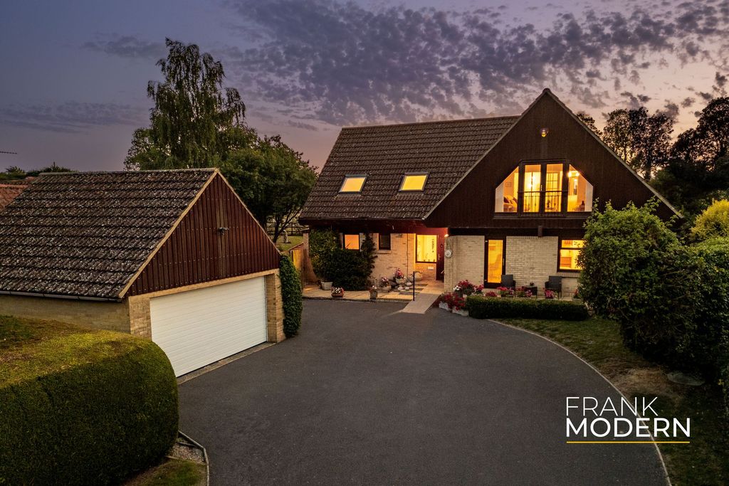 Property photo 1 of 38 Dusk