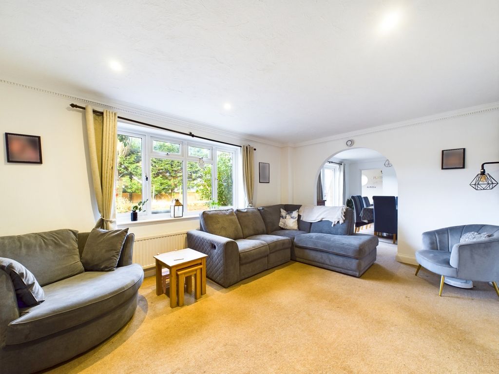 Property photo 3 of 18 Living Room