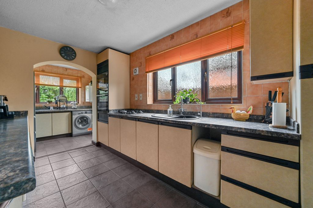 Property photo 3 of 34 11Baroniacroft-Kitchen