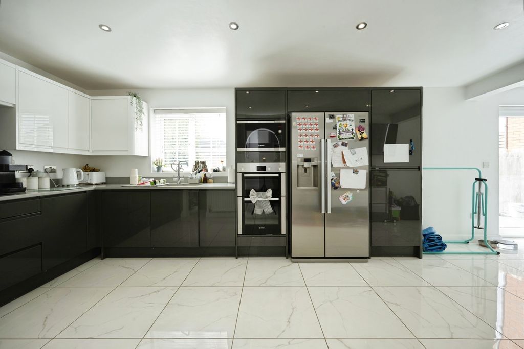 Property photo 3 of 24 Kitchen
