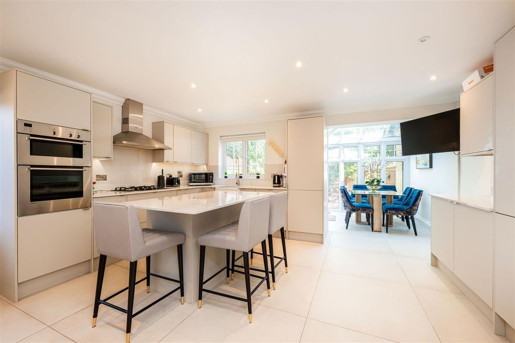 Property photo 2 of 10 Kitchen & Dining