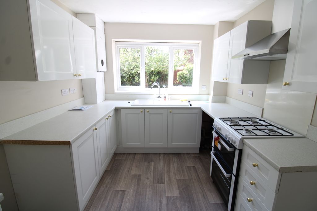 Property photo 2 of 11 Kitchen