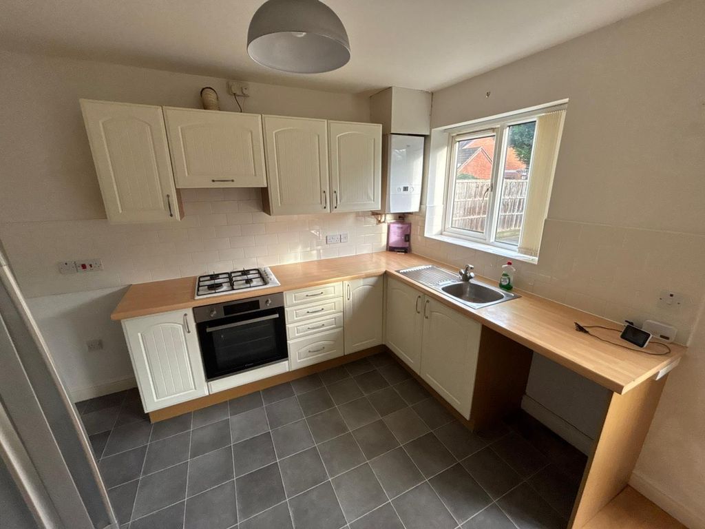 Property photo 3 of 10 Kitchen