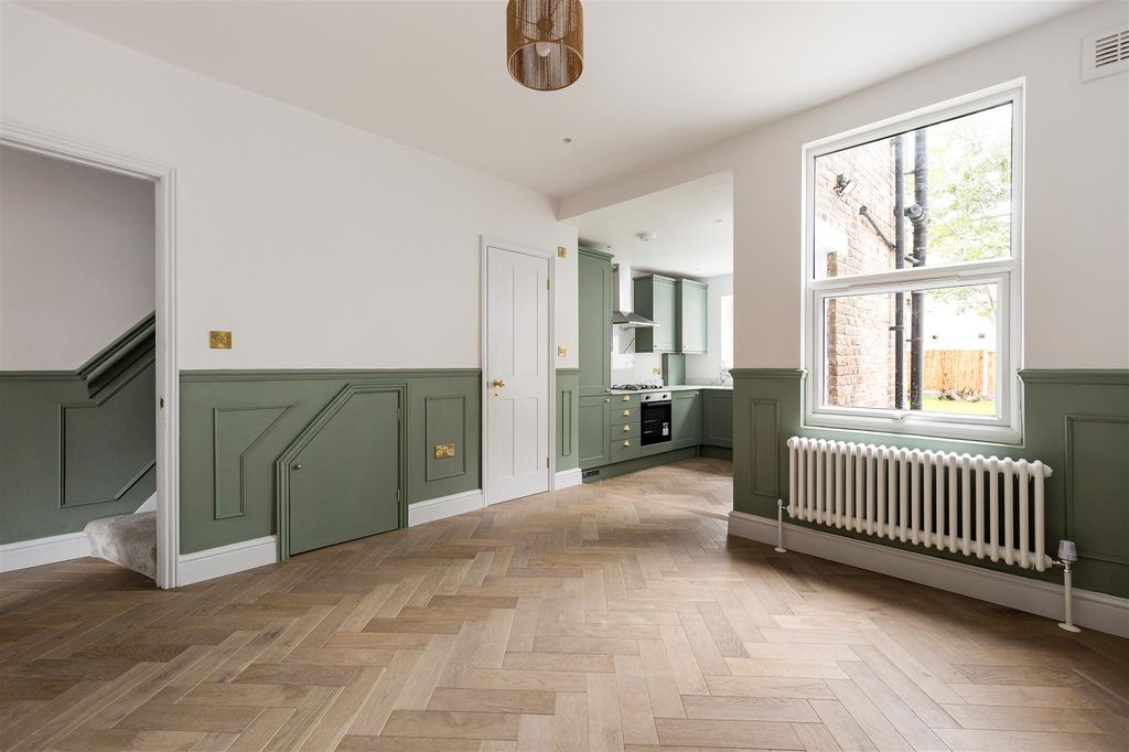 Property photo 3 of 23 Dysons Road, N18
