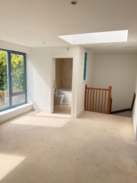 Property photo 2 of 18 Bright Spacious Room With Skylight And Ensuite...