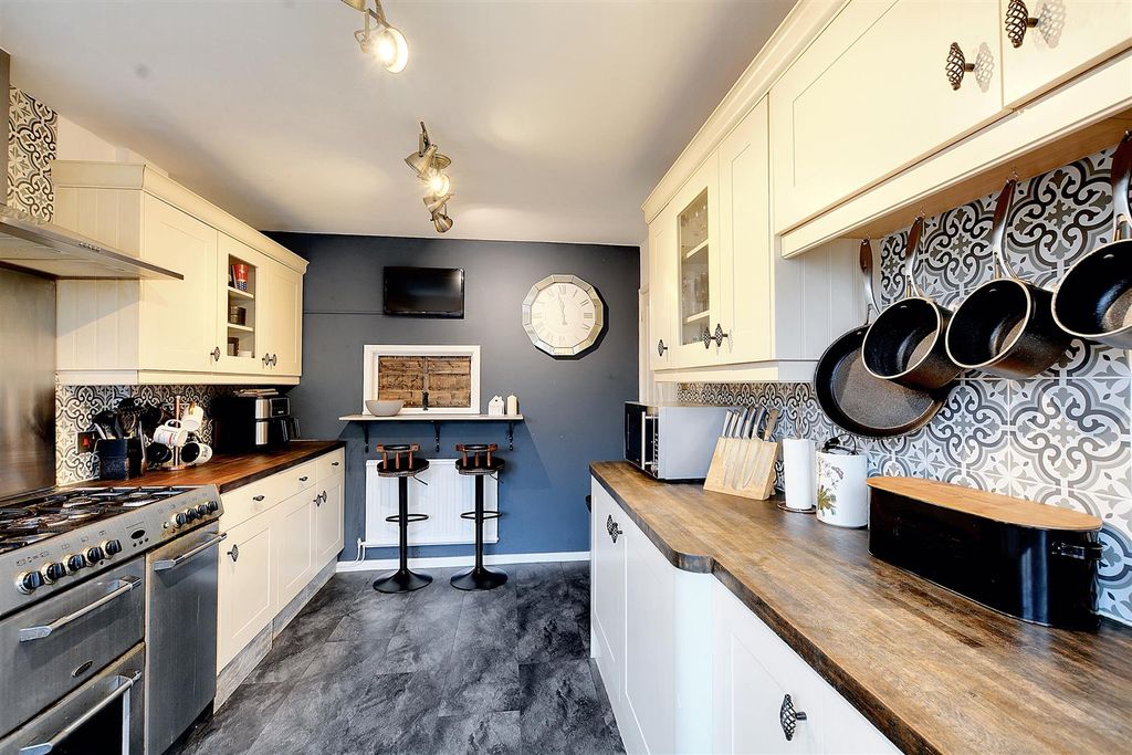 Property photo 3 of 25 Kitchen