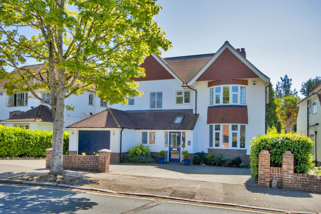 Property photo 1 of 24 39 Connaught Way