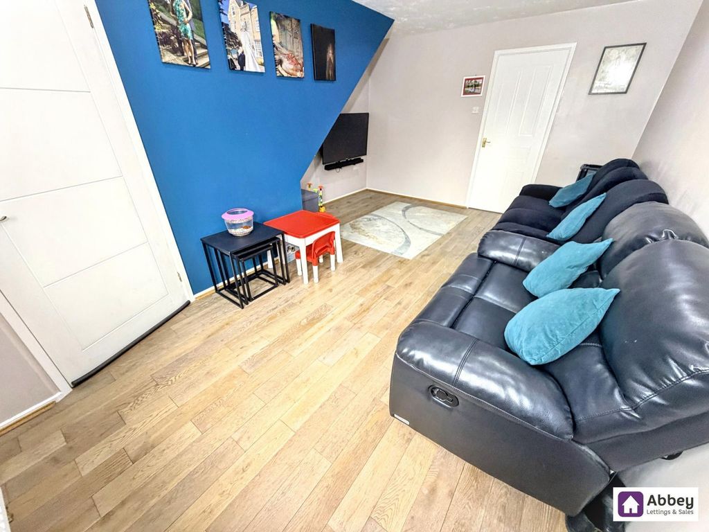 Property photo 3 of 12 Lounge