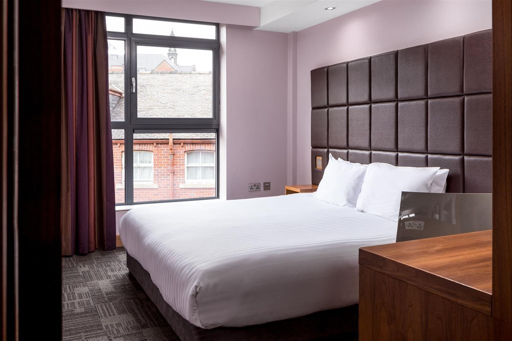Property photo 3 of 6 Modern Double Bedroom With Stylish Headboard...