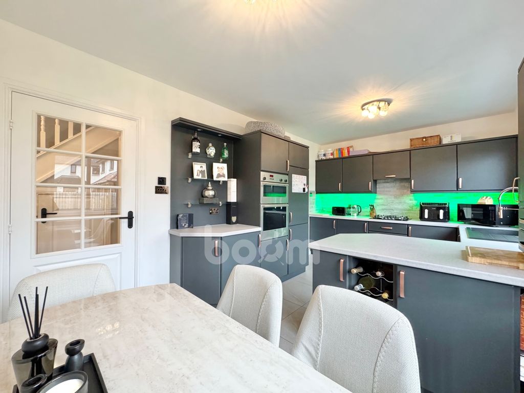Property photo 3 of 38 Patrickbank Wynd, Elderslie Kitchen Pic