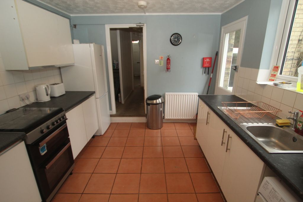 Property photo 3 of 10 Kitchen