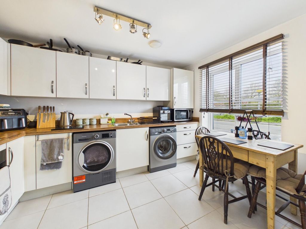 Property photo 3 of 17 Kitchen