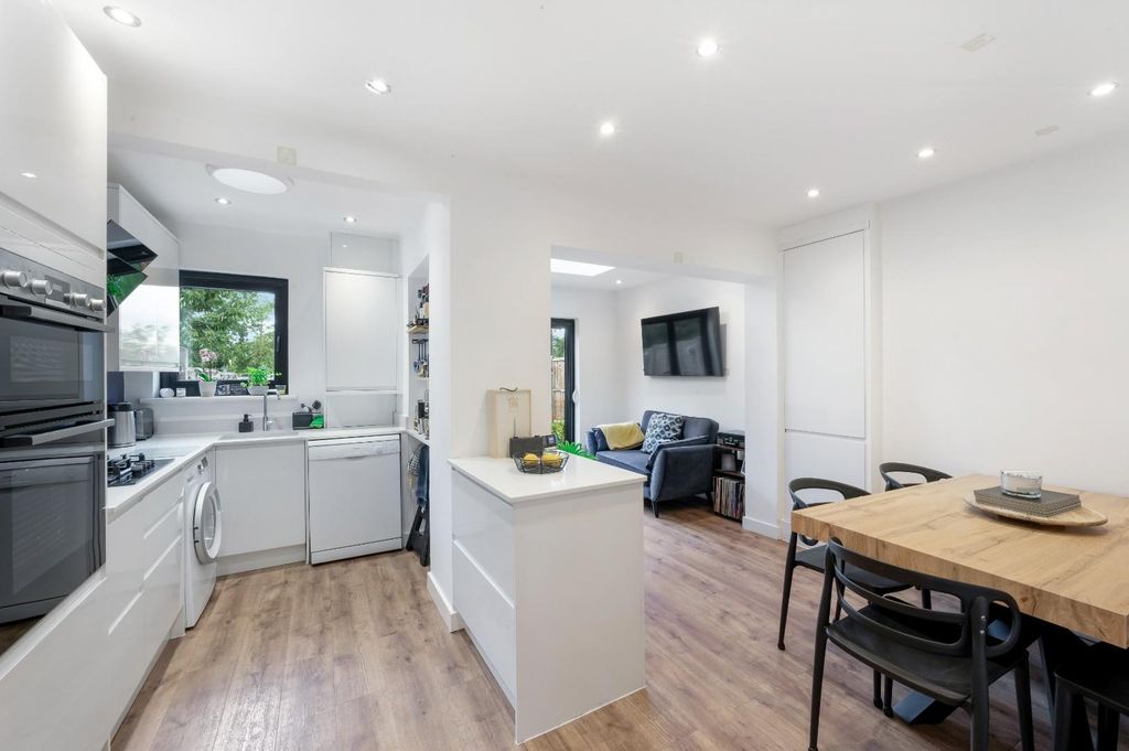 Property photo 2 of 14 Kingshill Avenue  (16 From 27)-7.Jpg