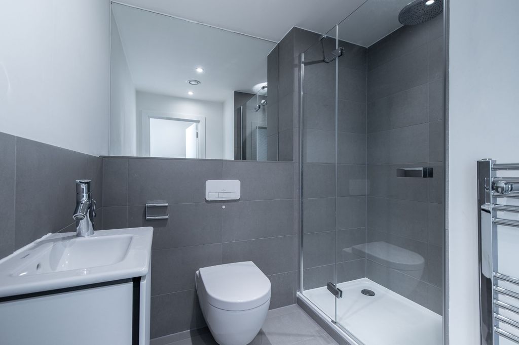 Property photo 3 of 24 Bathroom